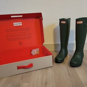 Hunter tall rainboots matte green size 5